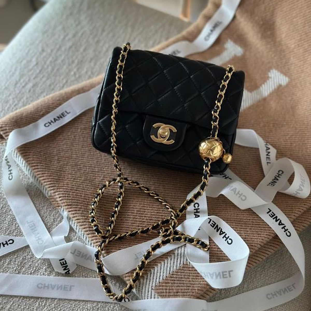 کیف برند شنل (CHANEL CLASSIC FLAP PEARL CRUSH BALL)