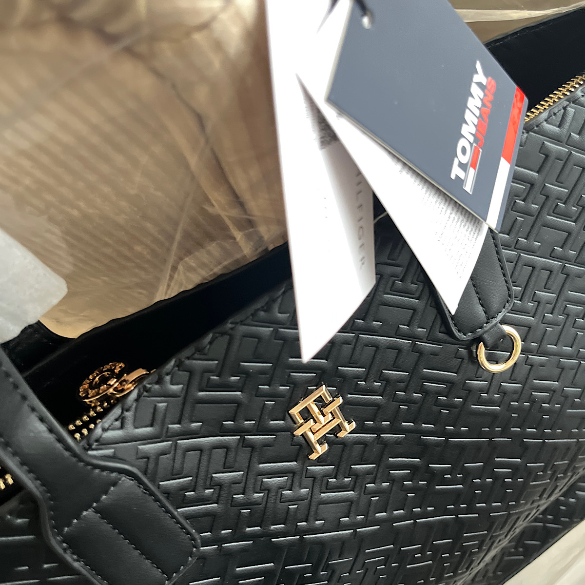 كيف تامي هيلفيگر Tommy Hilfiger Monogram Embossed Tote Black - Image 2
