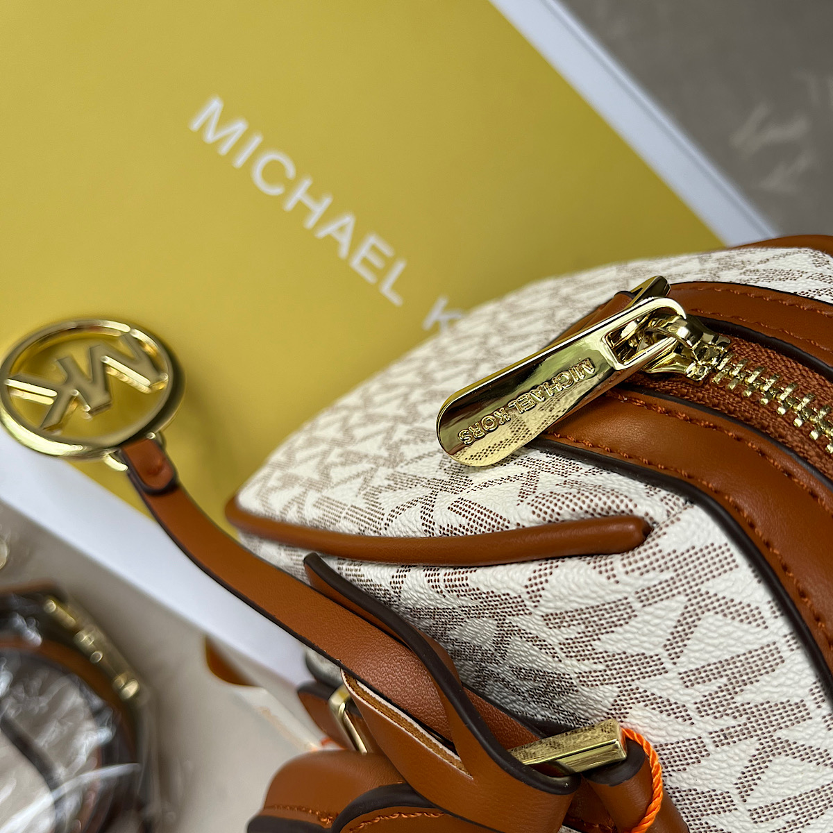 کیف مایکل کورس Michael Kors Duffle Crossbody Bag - Image 5