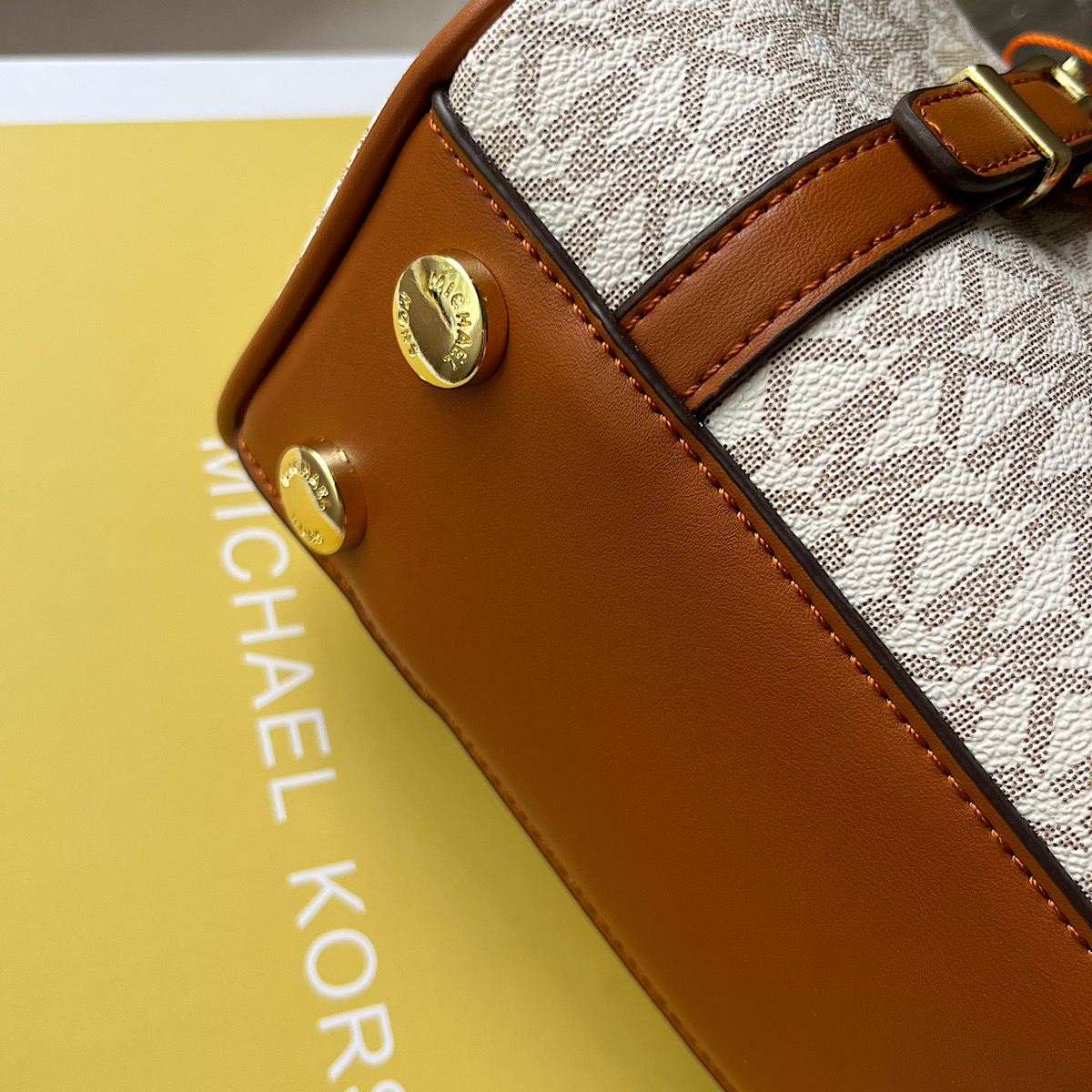 کیف مایکل کورس Michael Kors Duffle Crossbody Bag - Image 6